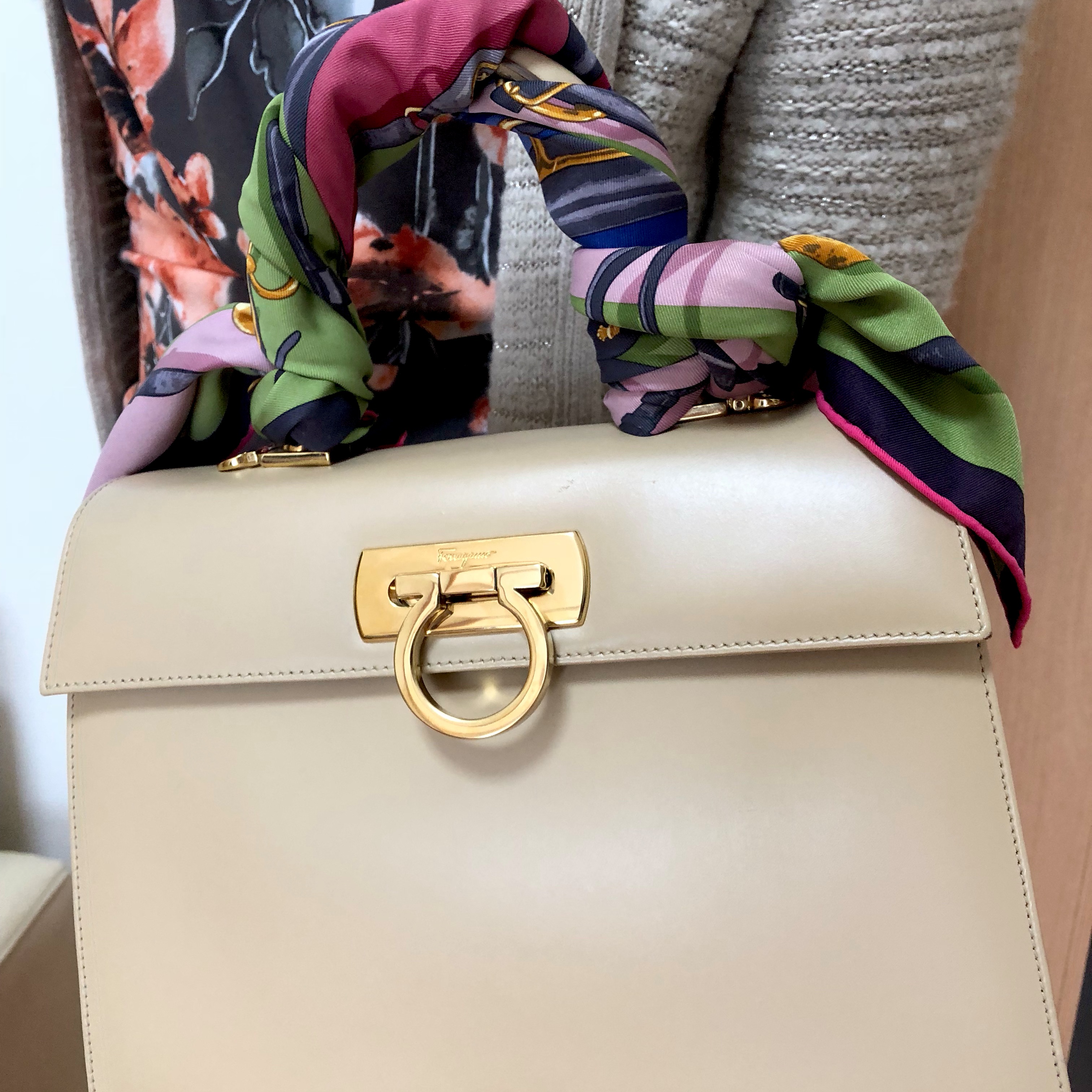 冬コーデ◇フェラガモ ガンチーニハンドバッグ ラズベリー色 Ferragamo